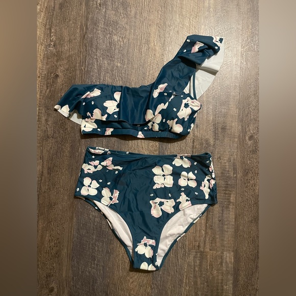 One Shoulder Swimsuit - Picture 3 of 6